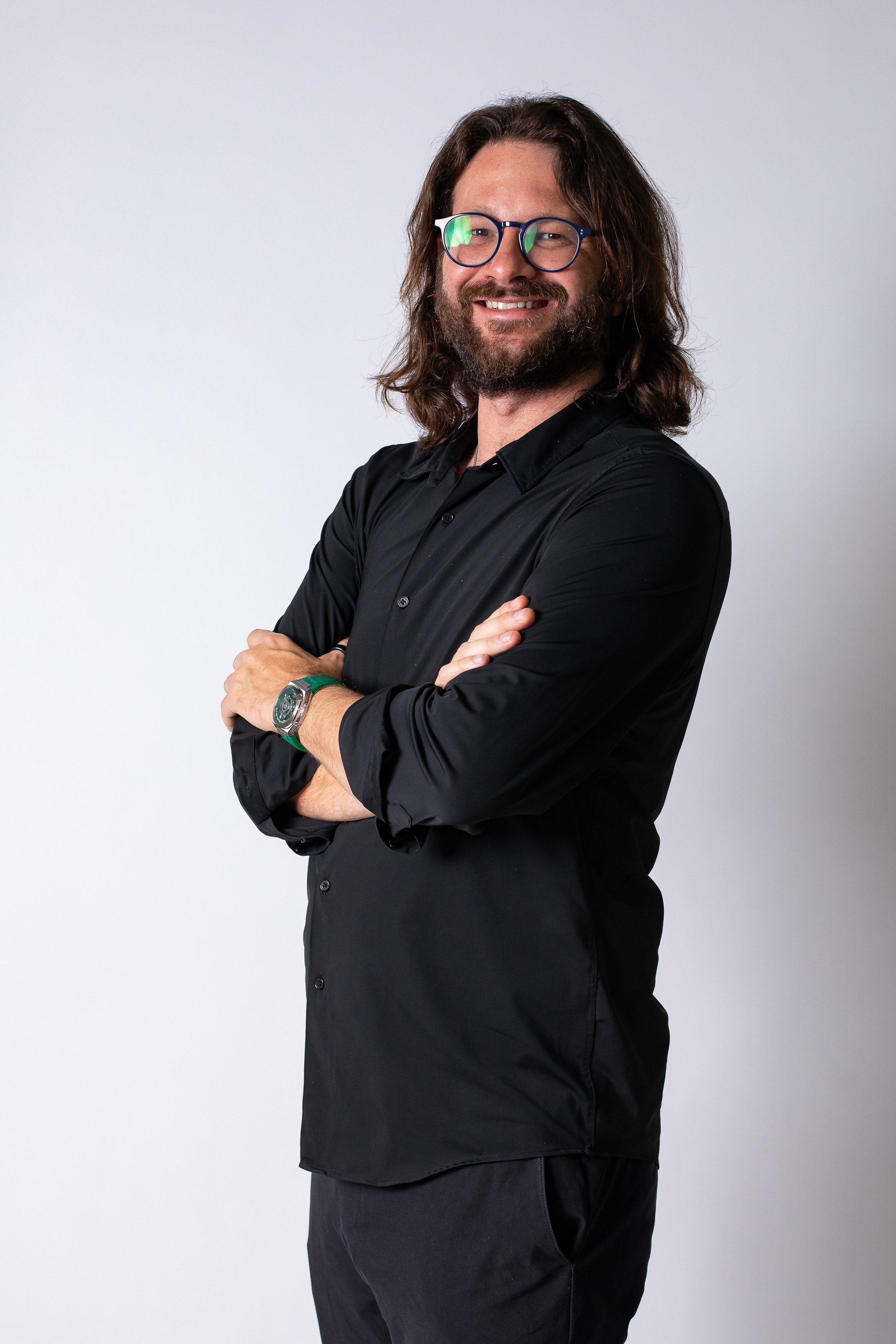 Retrato profissional do Inventor Miguel, de camisa preta e braços cruzados
